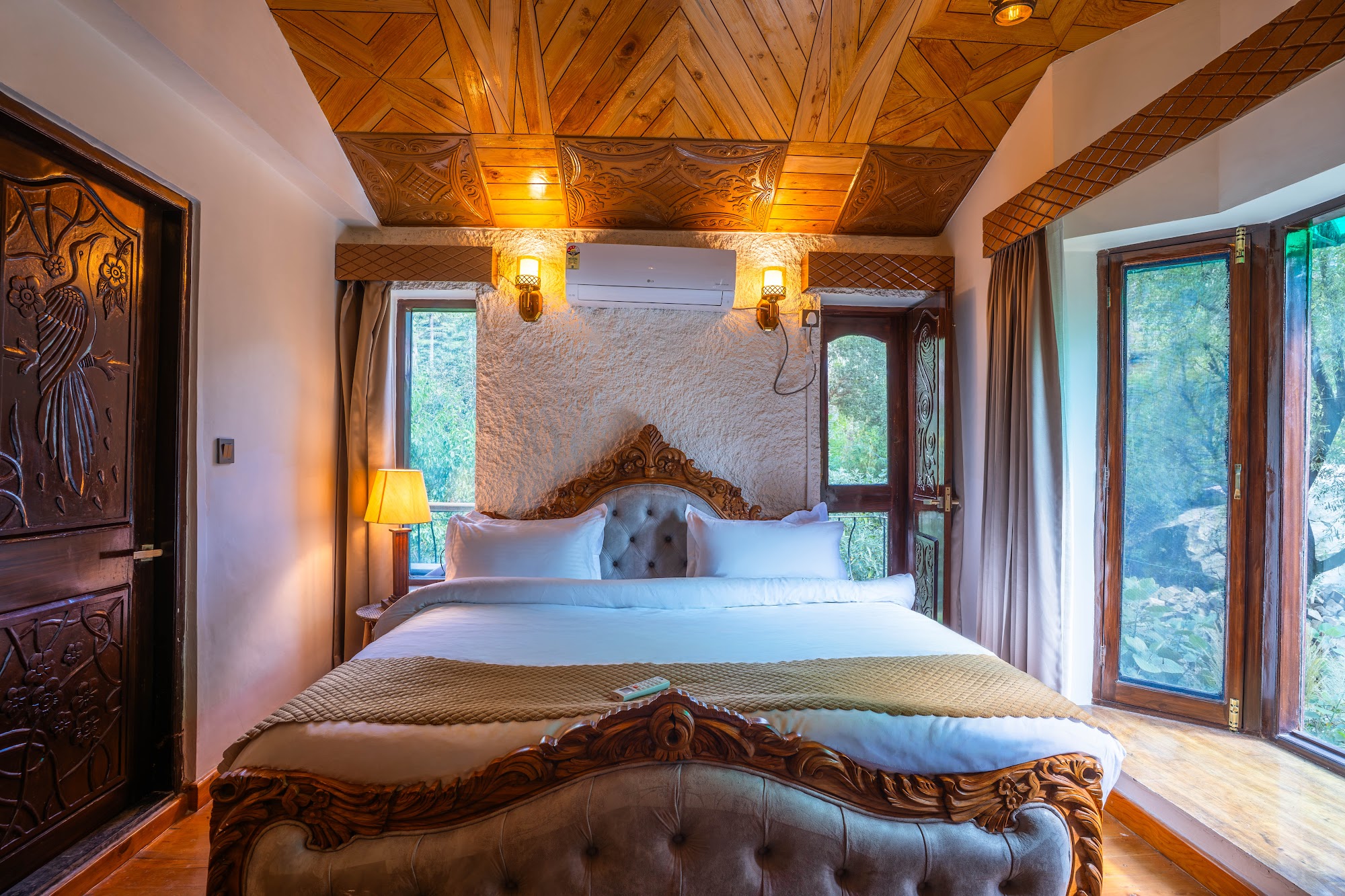 Bedroom with a wood-panelled ceiling in the Hall Balcony Suite