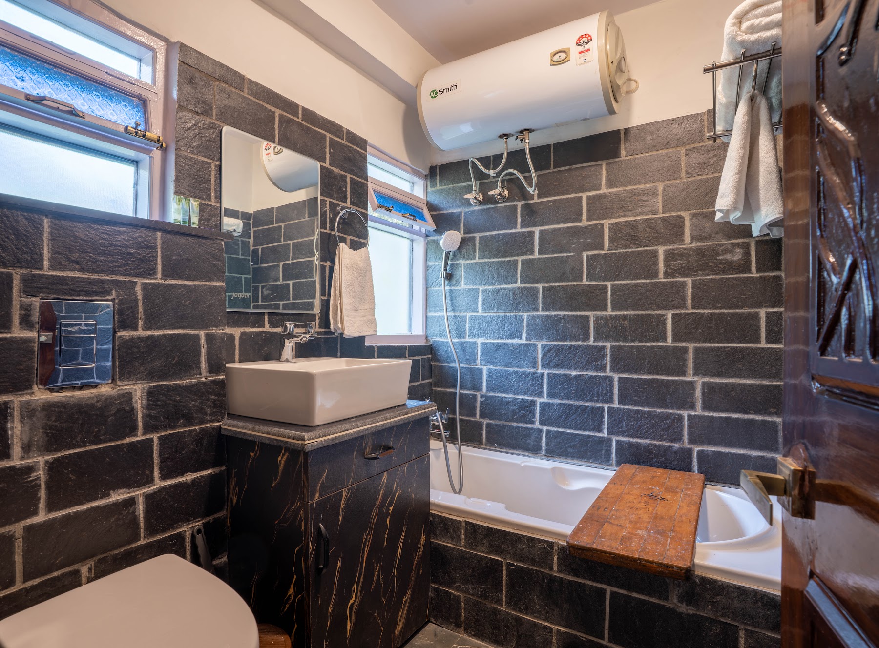 Washbasin and vanity in the ground-floor bathroom