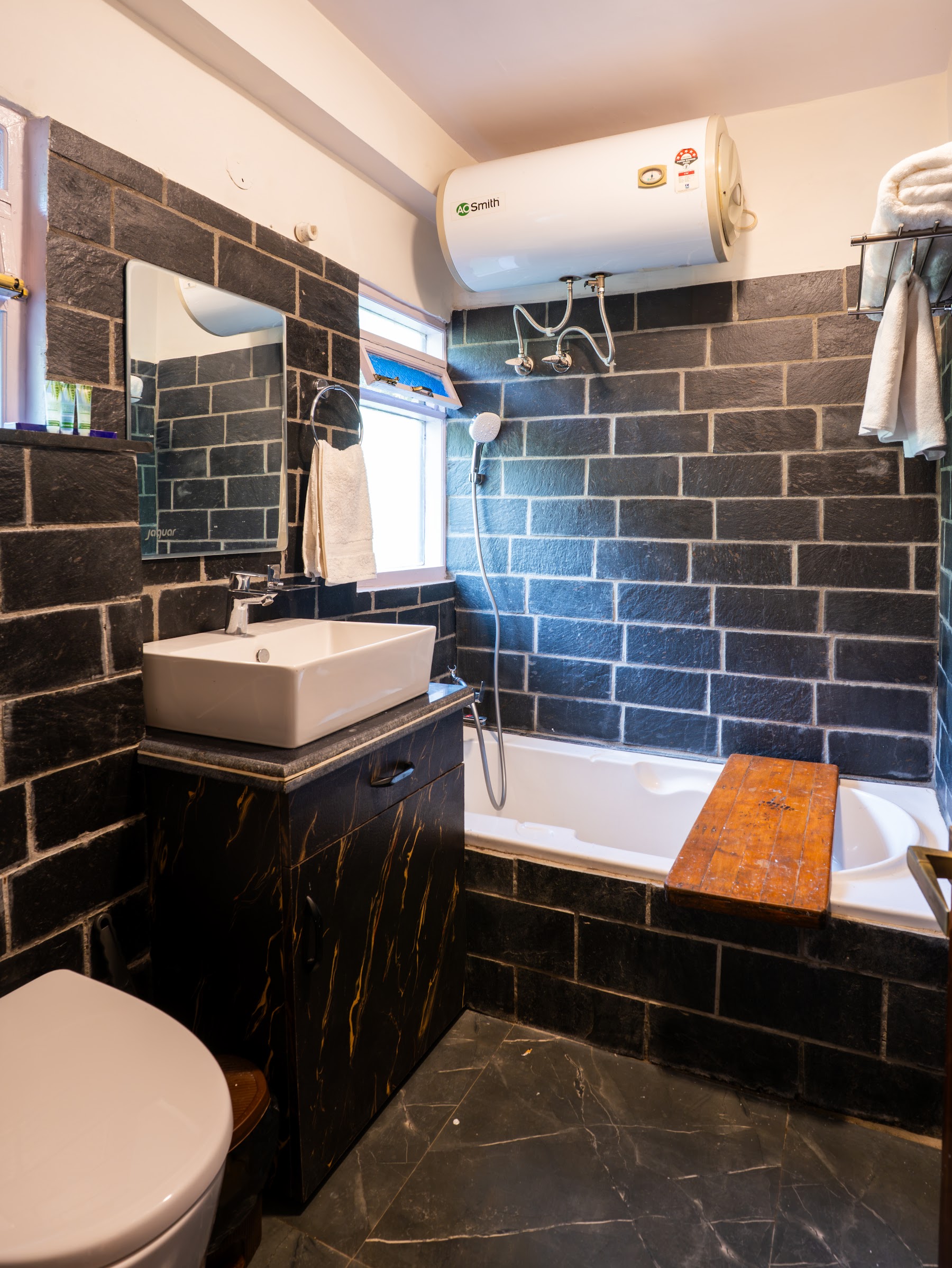 Bathroom with bathtub in the ground-floor Courtyard Suite