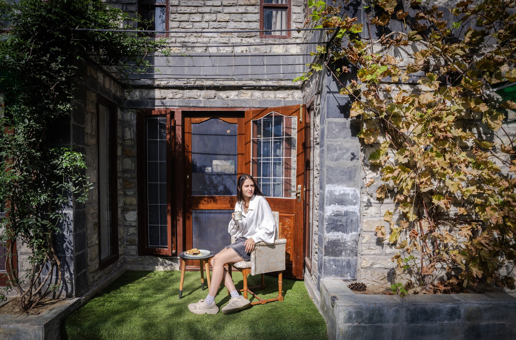 Guest relaxing in the private courtyard of the ground-floor suite