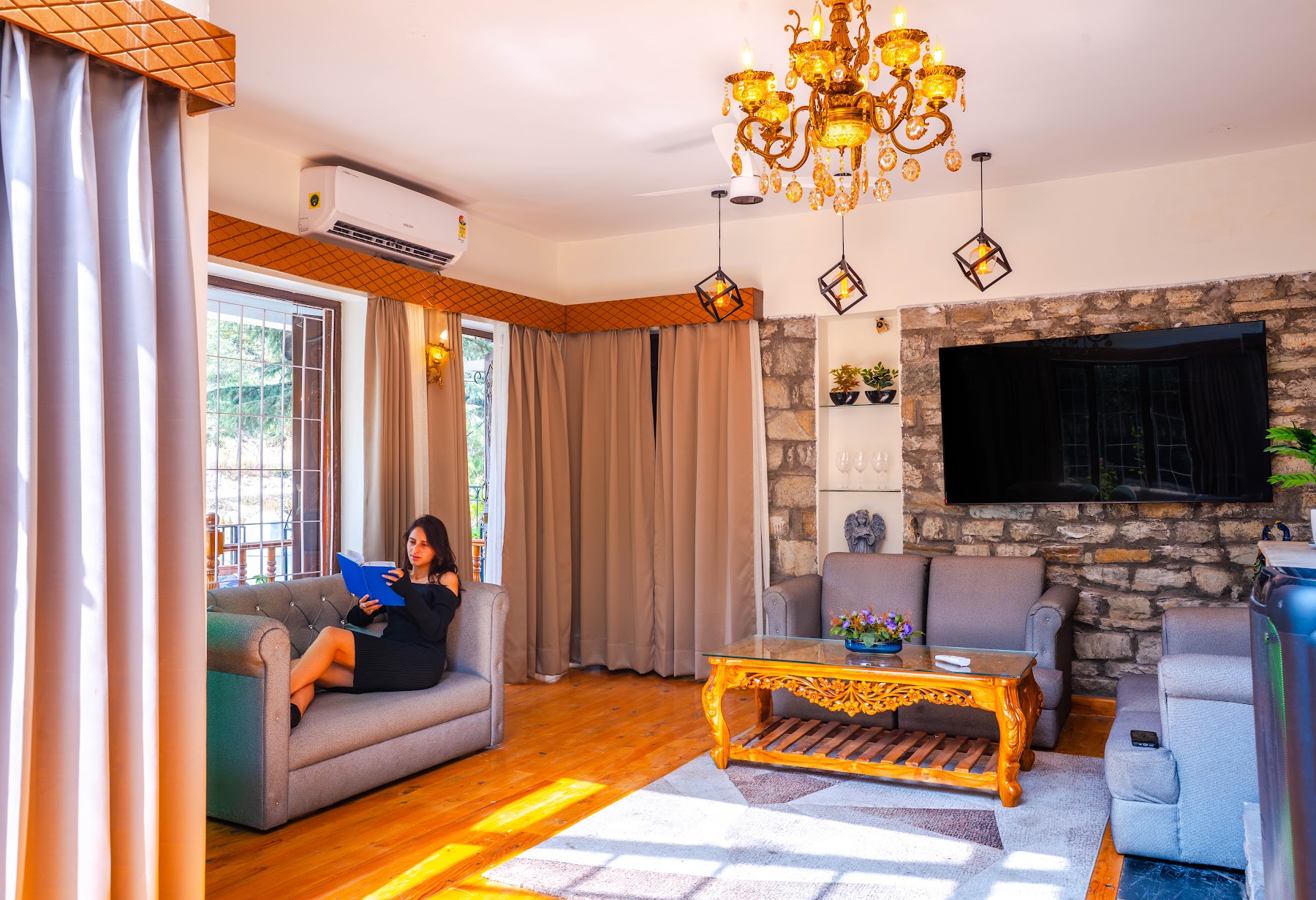 Glass-roofed lounge in the Courtyard Suite