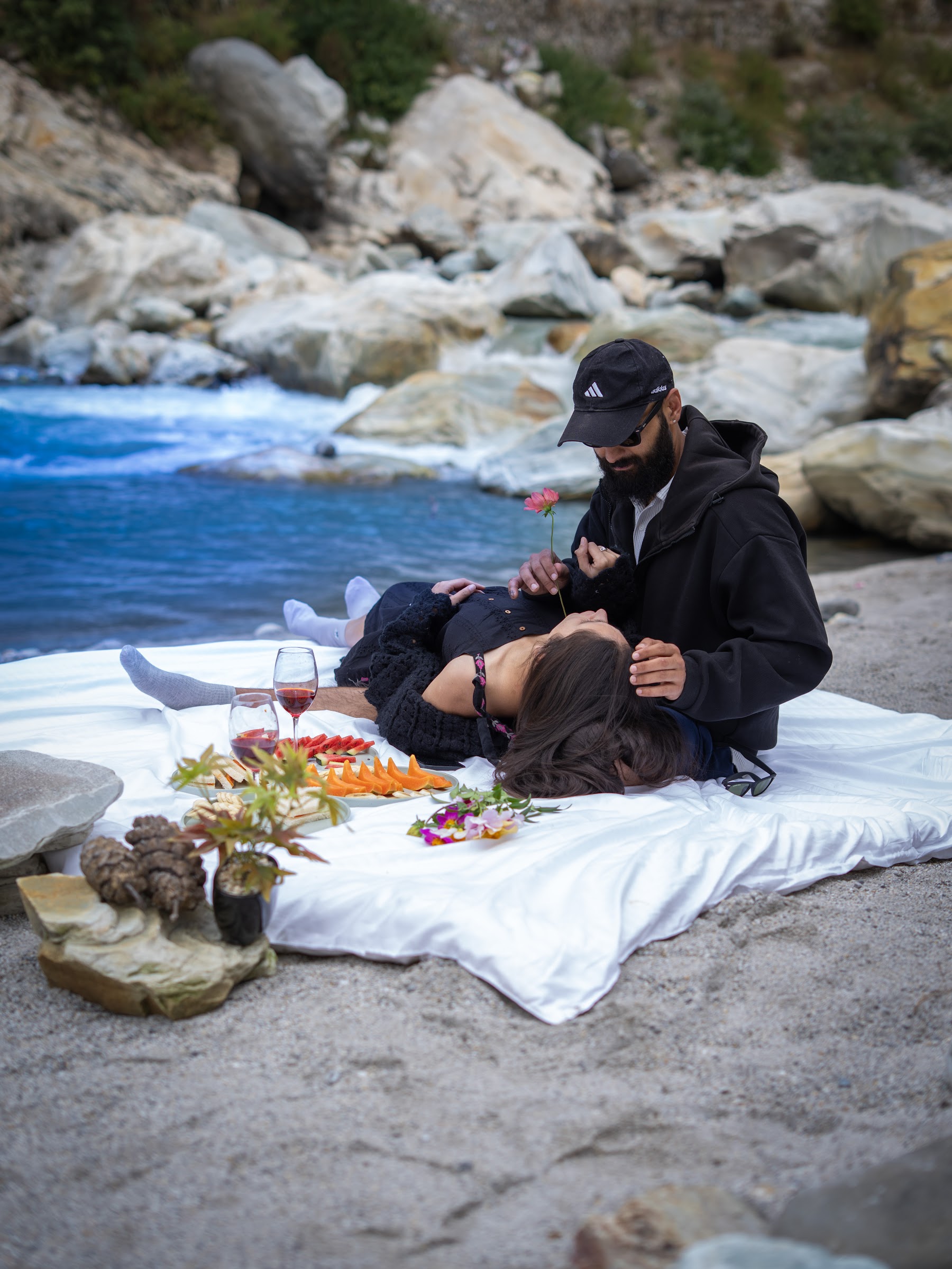 Riverside picnic on the bank of the Parvati